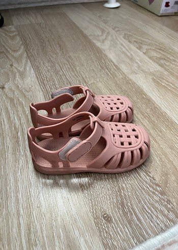 Kız Çocuk Pembe Tokalı Sandalet