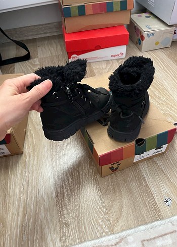 23 Beden Kız Çocuk Siyah Kürklü Goth Bot