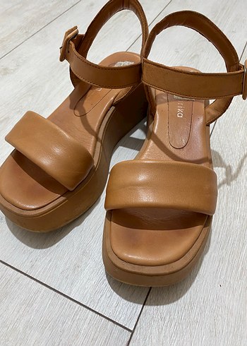 Fabrika Bej Deri Dolgu Topuklu Kadın Sandalet