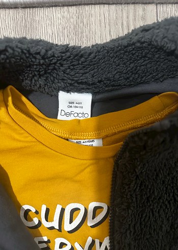 5 Yaş Beden sarı Renk Sarı Sweatshirt ve Siyah Kürklü Yelekli Erkek çocuk Takımı
