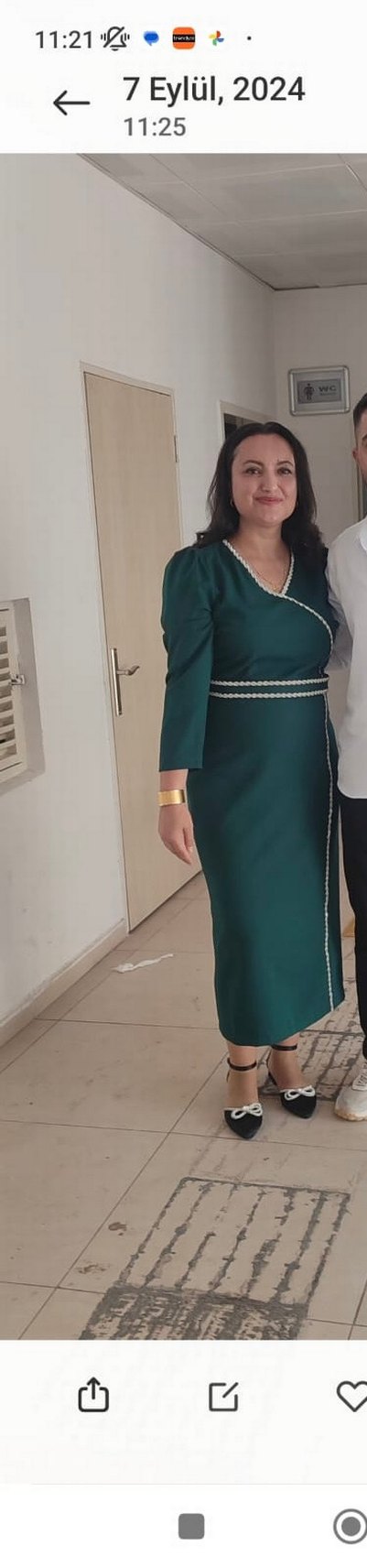 V Yakalı Uzun Yeşil Kadın Elbise - Görsel 2