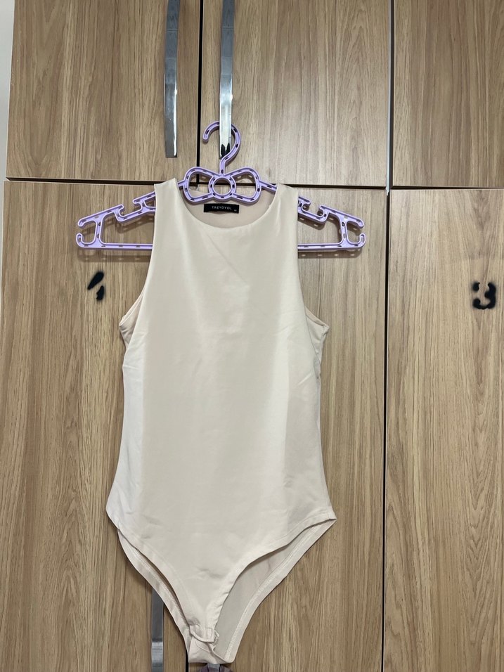 Bej Yüksek Yakalı Kolsuz Bodysuit - Görsel 3