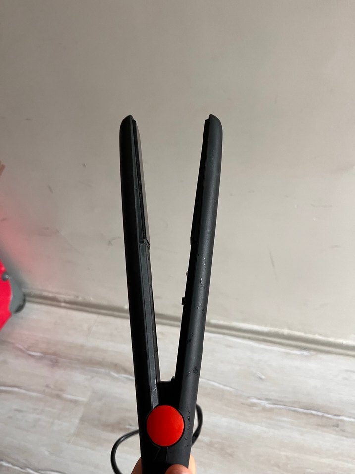 Koyu Siyah Saç Düzleştirici - Görsel 3