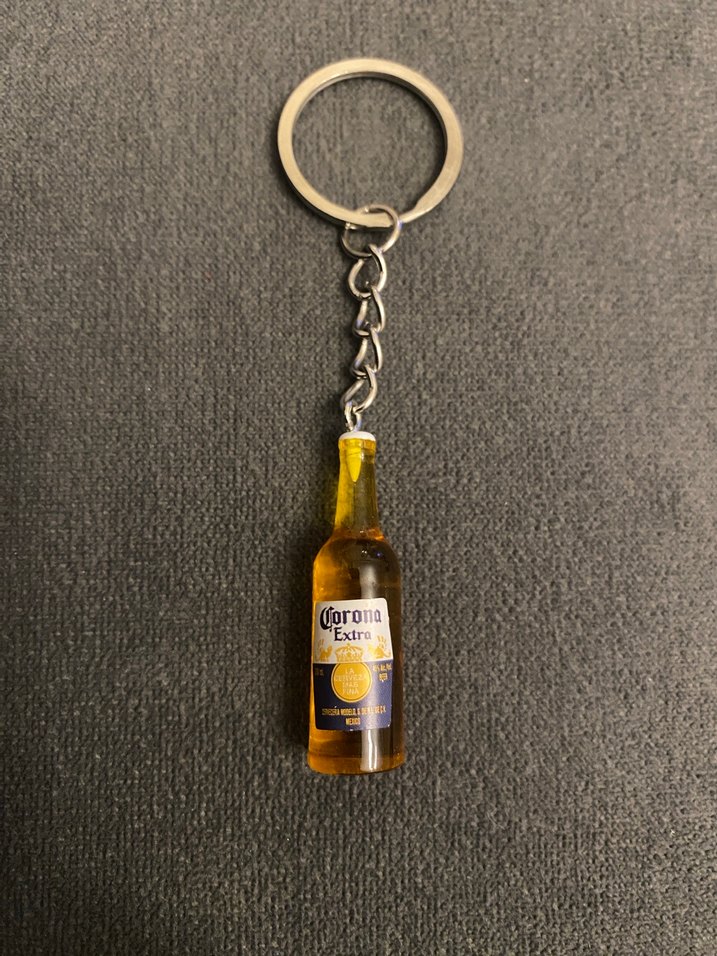 Sarı Zincir Detaylı Corona Anahtarlık - Görsel 2