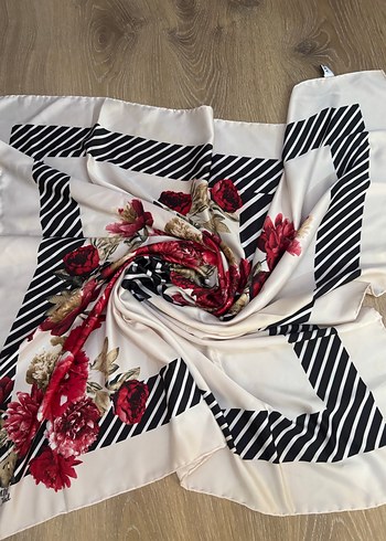 Çiçek Desenli Beyaz Bohem Fular - Görsel 2