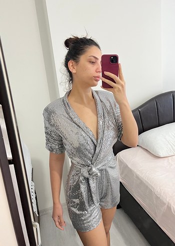 Gri V Yaka Kısa Kollu Mini Tulum - Görsel 2