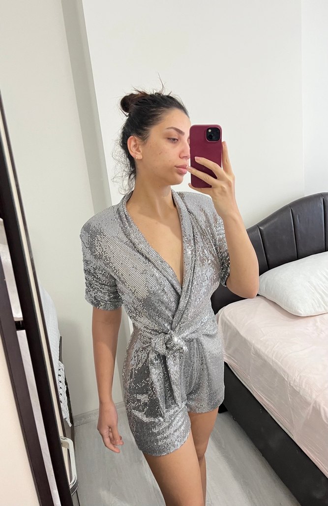 Gri V Yaka Kısa Kollu Mini Tulum - Görsel 2