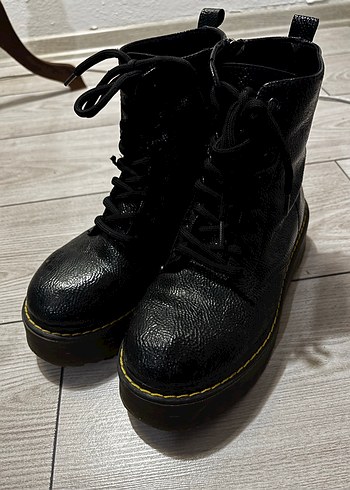 Siyah Bağcıklı Kadın Bot - Görsel 3