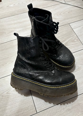 Siyah Bağcıklı Kadın Bot - Görsel 4