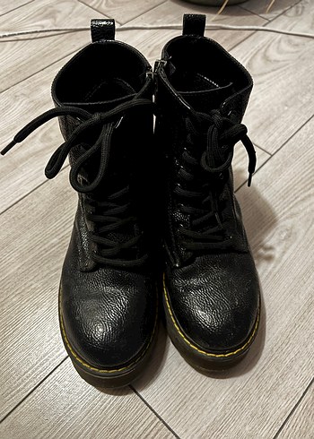 Siyah Bağcıklı Kadın Bot - Görsel 2
