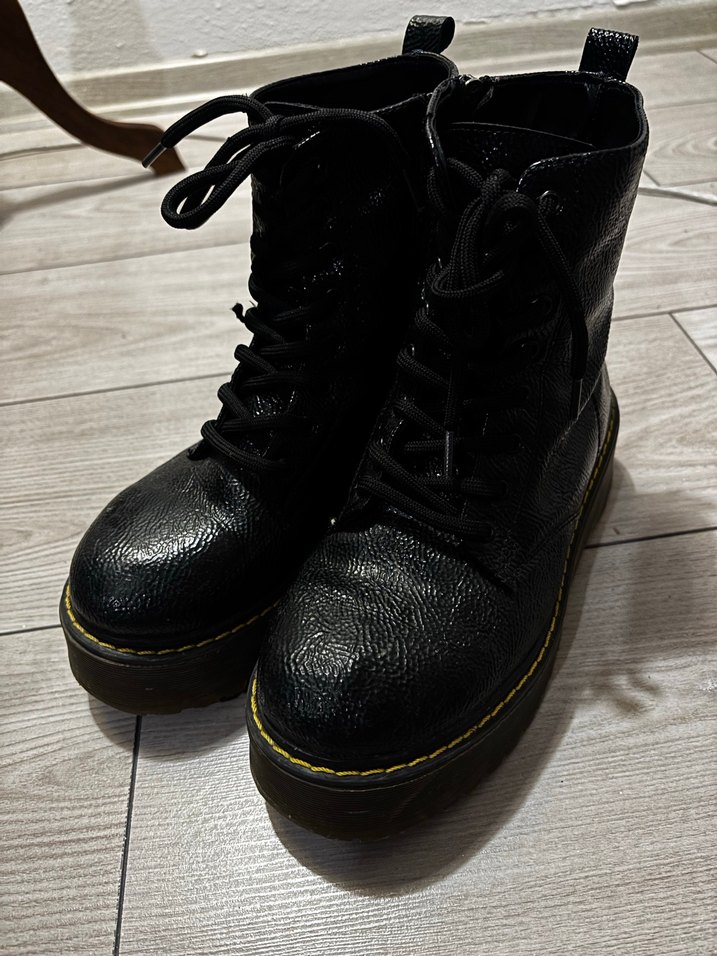 Siyah Bağcıklı Kadın Bot - Görsel 3