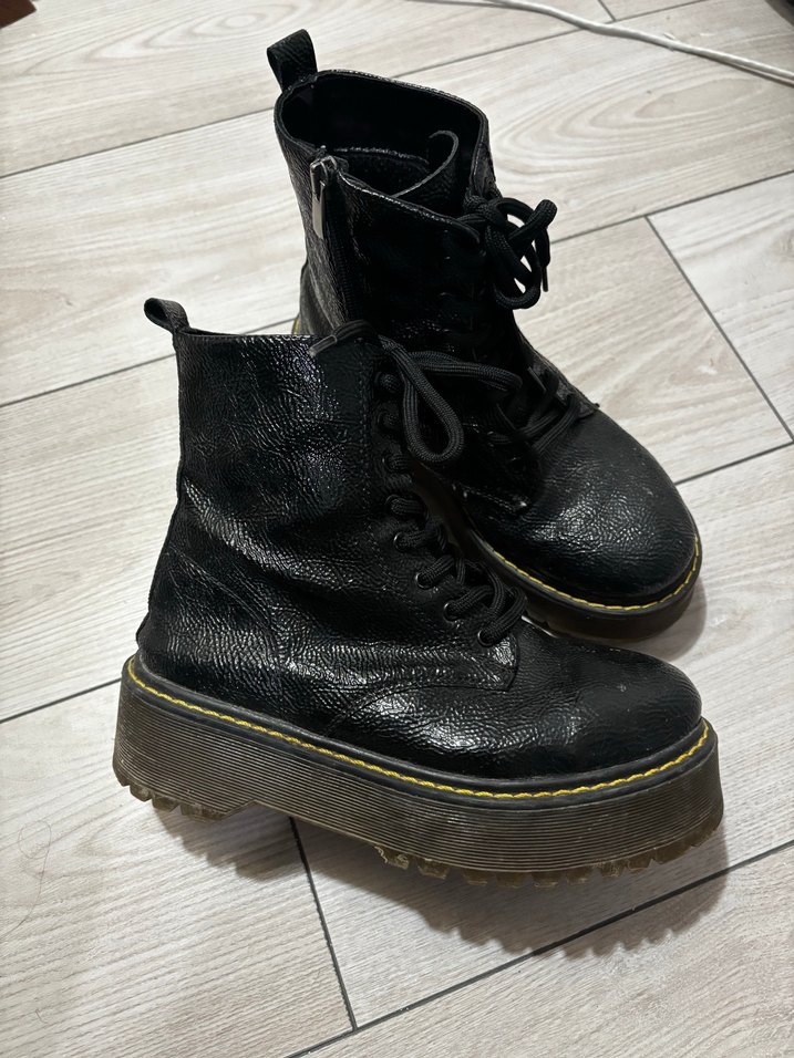 Siyah Bağcıklı Kadın Bot - Görsel 4