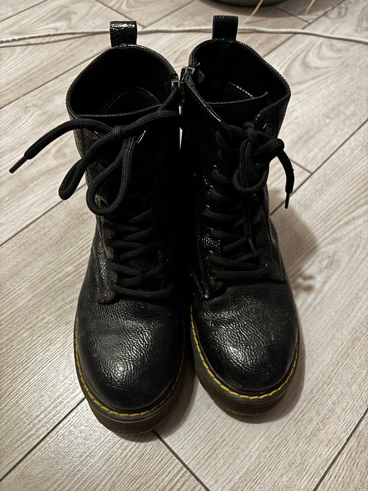 Siyah Bağcıklı Kadın Bot - Görsel 2