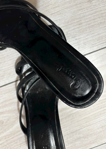 Koyu Siyah Yılan Desenli Tokalı Stiletto Topuklu - Görsel 4