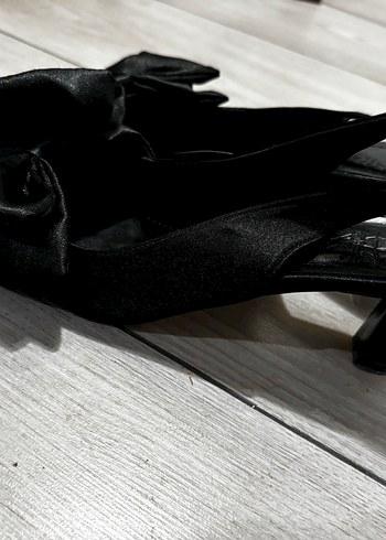 Siyah Fiyonklu İnce Topuklu Kadın Gece Ayakkabısı - Görsel 4