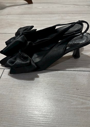 Siyah Fiyonklu İnce Topuklu Kadın Gece Ayakkabısı - Görsel 3