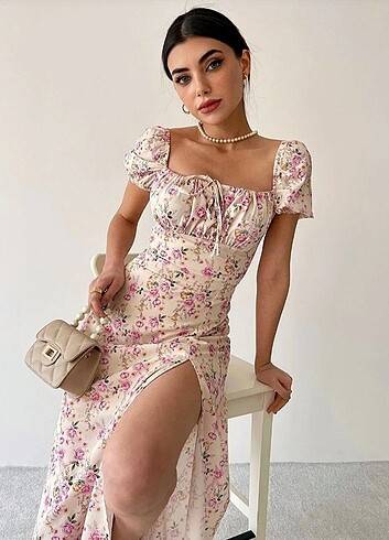 Yırtmaçlı çiçekli elbise 