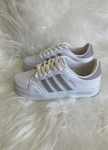 37 Beden beyaz Renk Adidas Spor Ayakkabı