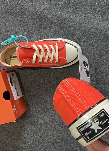 37 Beden kırmızı Renk Orjinal barkodlu Converse 