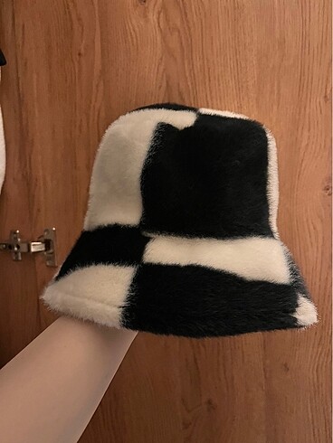  Beden Bershka Tüylü Bucket Şapka