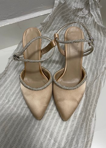 Bej Saten Stiletto Taşlı Kemerli Kadın Ayakkabı