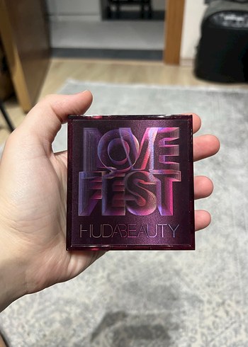 Huda Beauty Love Fest far paleti