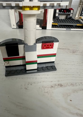 Diğer 4207 numaralı Lego Şehir Garajı