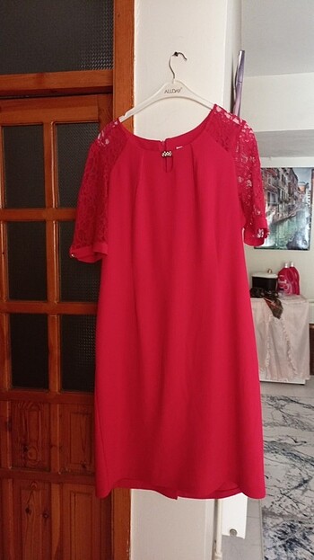 Diğer kırmızı elbise