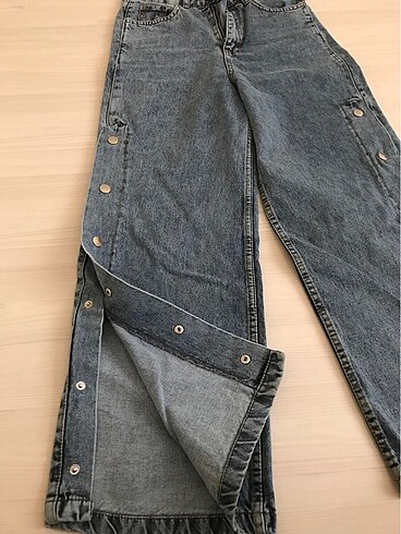 Diğer Yanları çıtçıt detaylı bol paça pantolon