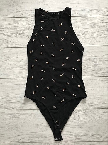 Siyah çıtçıtlı desenli bodysuit