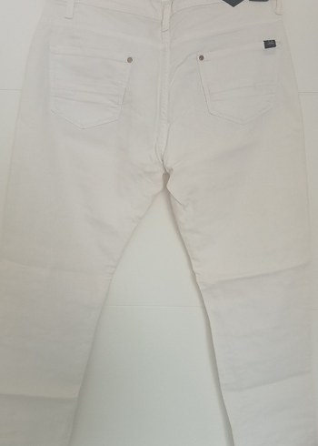 Beyaz Yırtık Detaylı Bol Kesim Kadın Kot Pantolon - Görsel 5