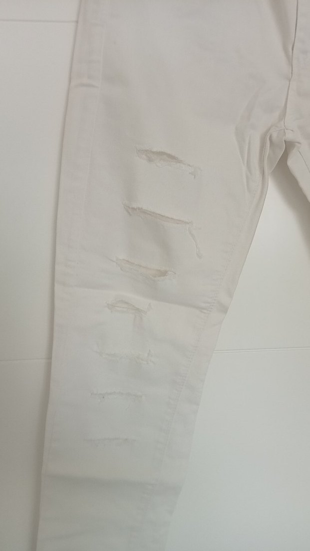 Beyaz Yırtık Detaylı Bol Kesim Kadın Kot Pantolon - Görsel 2