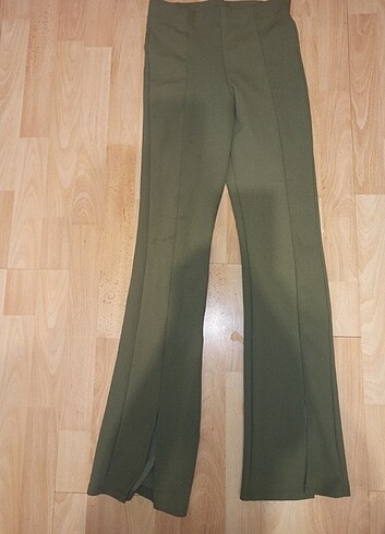 Yeşil hafif yırtmaçlı pantolon