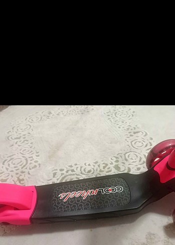 Pembe Çocuk Scooterı Renkli Tekerleklerle - Görsel 3