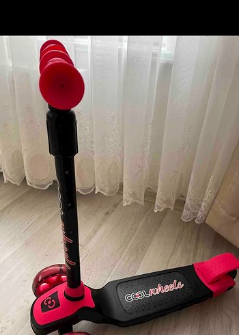 Pembe Çocuk Scooterı Renkli Tekerleklerle - Görsel 2