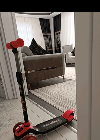 Pembe Çocuk Scooterı Renkli Tekerleklerle - Görsel 4