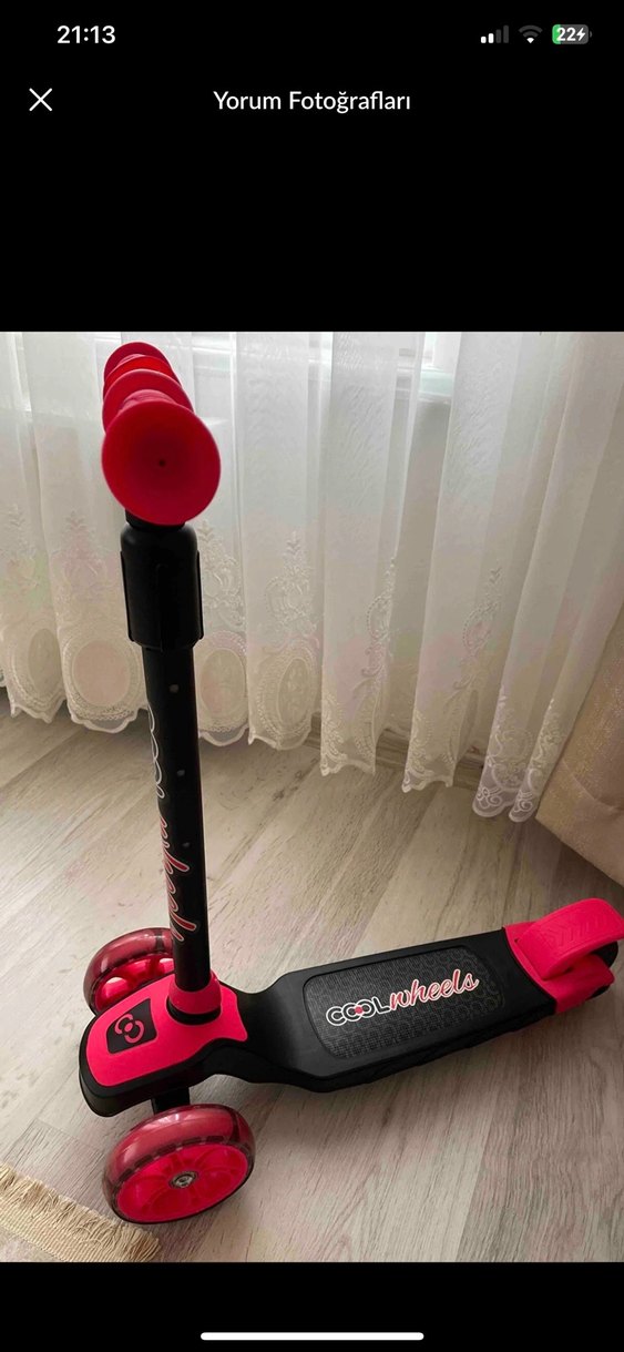 Pembe Çocuk Scooterı Renkli Tekerleklerle - Görsel 2