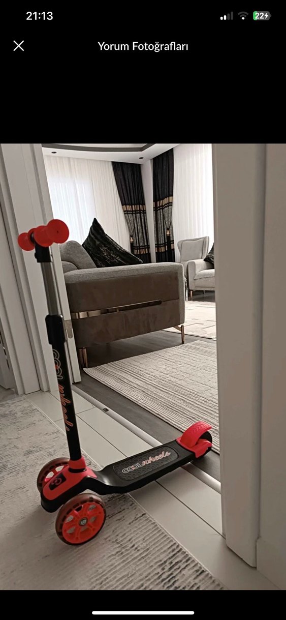 Pembe Çocuk Scooterı Renkli Tekerleklerle - Görsel 4