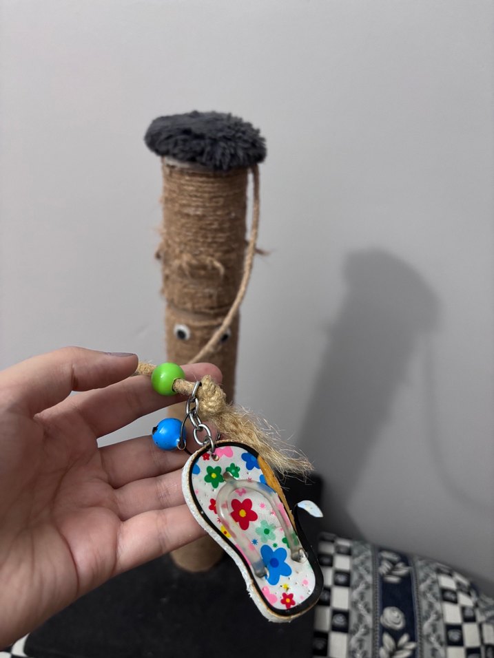 Kahverengi Kedi Tırmalama Direği ve Oyuncağı - Görsel 2