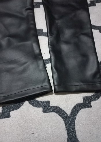 Deri Görünümlü Siyah Kadın Tayt - Görsel 3