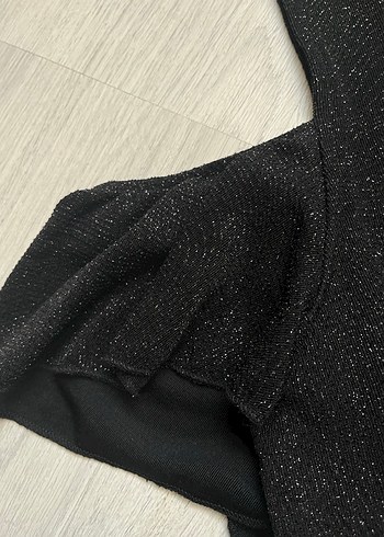 Siyah Kısa Kollu Fırfırlı Simli Bluz Koton - Görsel 2