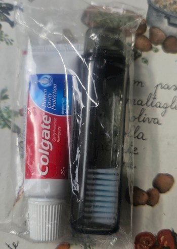 Colgate Diş Macunu ve Siyah Diş Fırçası Seti