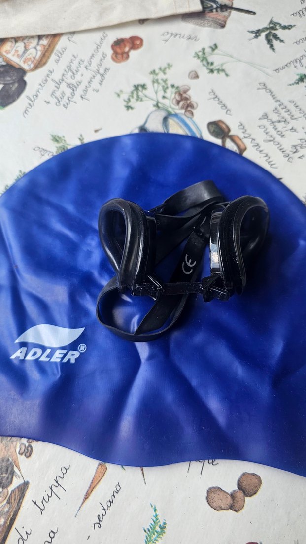 Siyah yüzücü gözlüğü ve mavi bone seti - Görsel 4