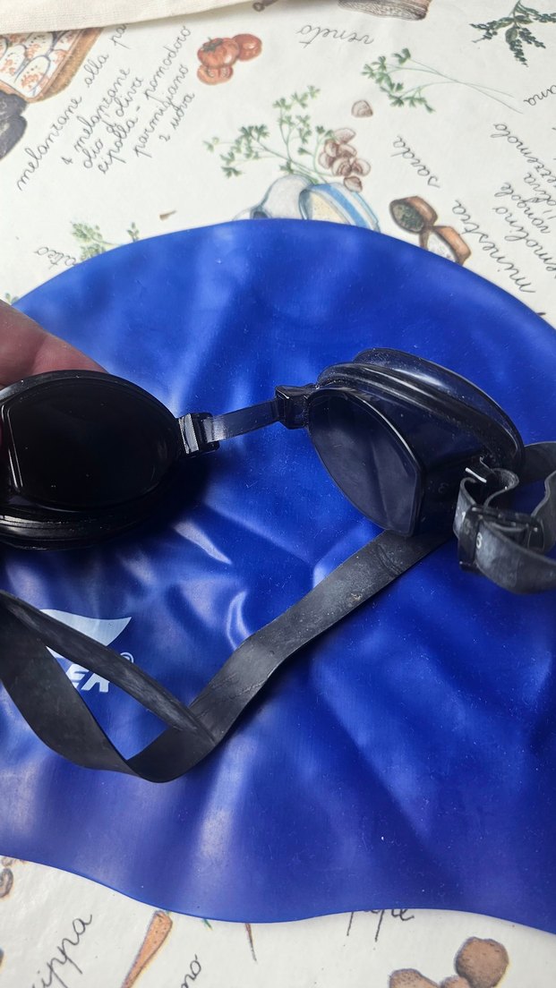 Siyah yüzücü gözlüğü ve mavi bone seti - Görsel 3