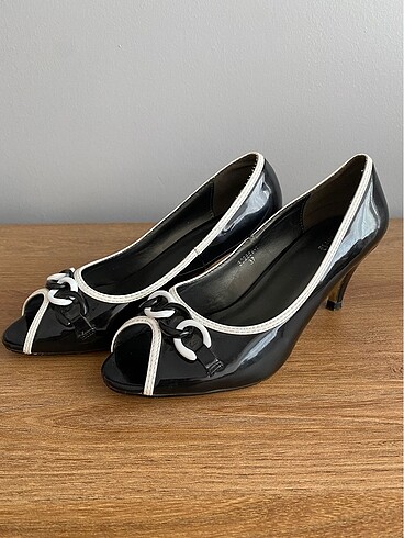 Polaris Siyah beyaz topuklu ayakkabı