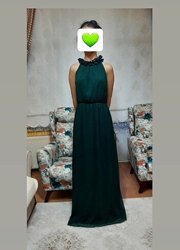 Elbise uzun yeşil yakası fırfırlı