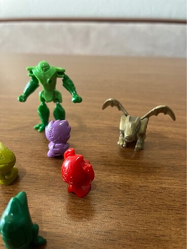 Beden Gogo?s Crazy Bones figürleri ve ilave 2figür