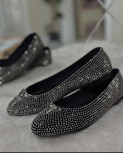 Prada taşlı babet