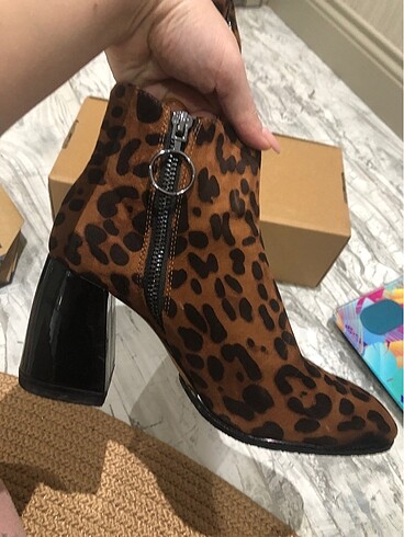 Stradivarius Leopar süet bot