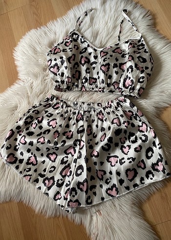 Leopar Desenli Beyaz Mini Kadın Pijama Takımı saten kumaş